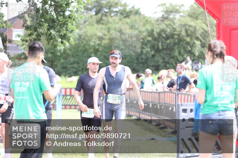 21.06.2026 - 29. Vierlanden-Triathlon Andreas Tolksdorf http://msf.ph/oto/9890721 21.06.2026 13:08:28 Ziel 147, 689, 695, 147, 689, 695 meine-sportfotos.de