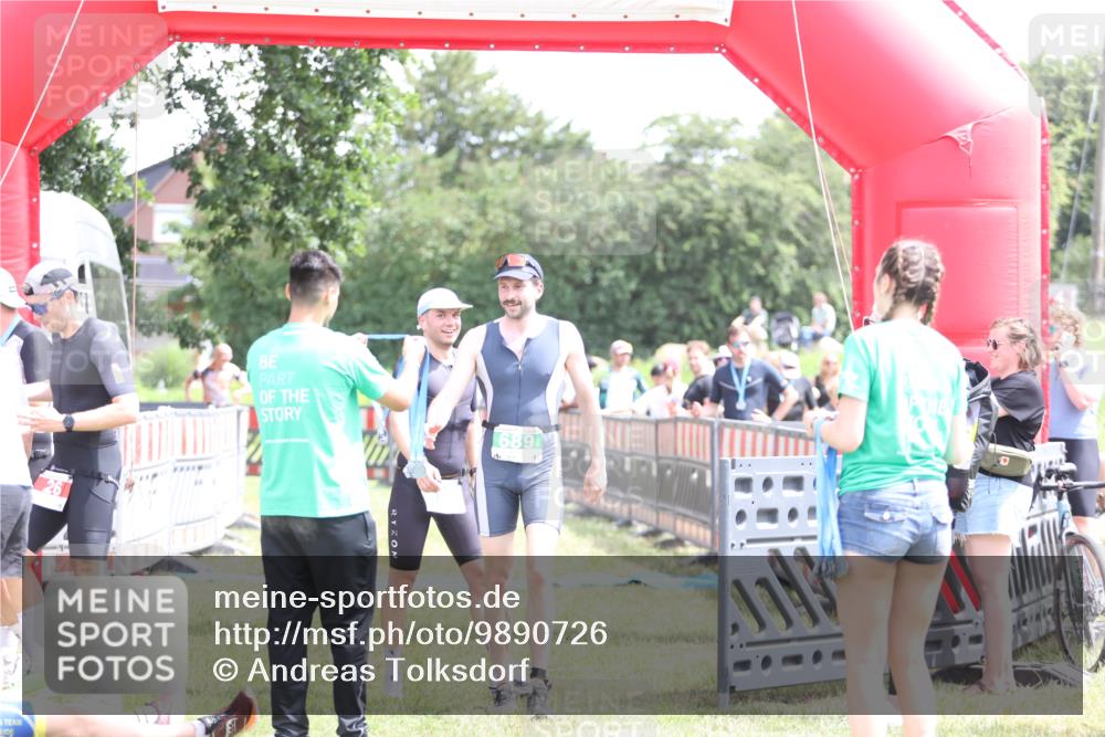 21.06.2026 - 29. Vierlanden-Triathlon Andreas Tolksdorf http://msf.ph/oto/9890726 21.06.2026 13:08:29 Ziel 147, 695, 147, 695 meine-sportfotos.de
