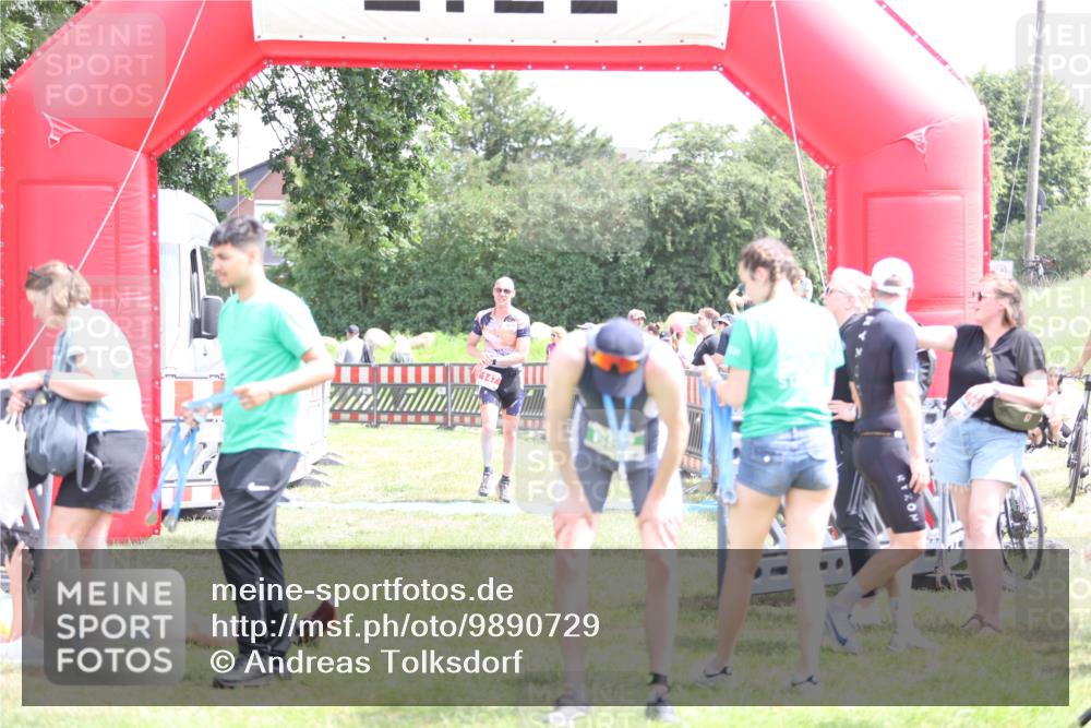21.06.2026 - 29. Vierlanden-Triathlon Andreas Tolksdorf http://msf.ph/oto/9890729 21.06.2026 13:08:34 Ziel 147, 726, 147, 726 meine-sportfotos.de