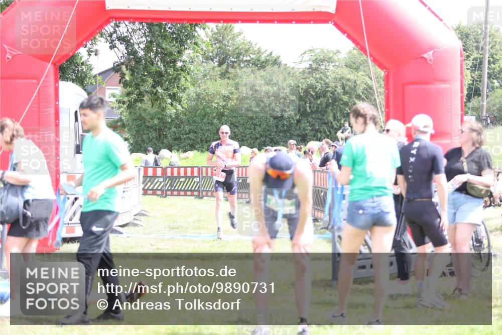 21.06.2026 - 29. Vierlanden-Triathlon Andreas Tolksdorf http://msf.ph/oto/9890731 21.06.2026 13:08:34 Ziel 147, 726, 147, 726 meine-sportfotos.de