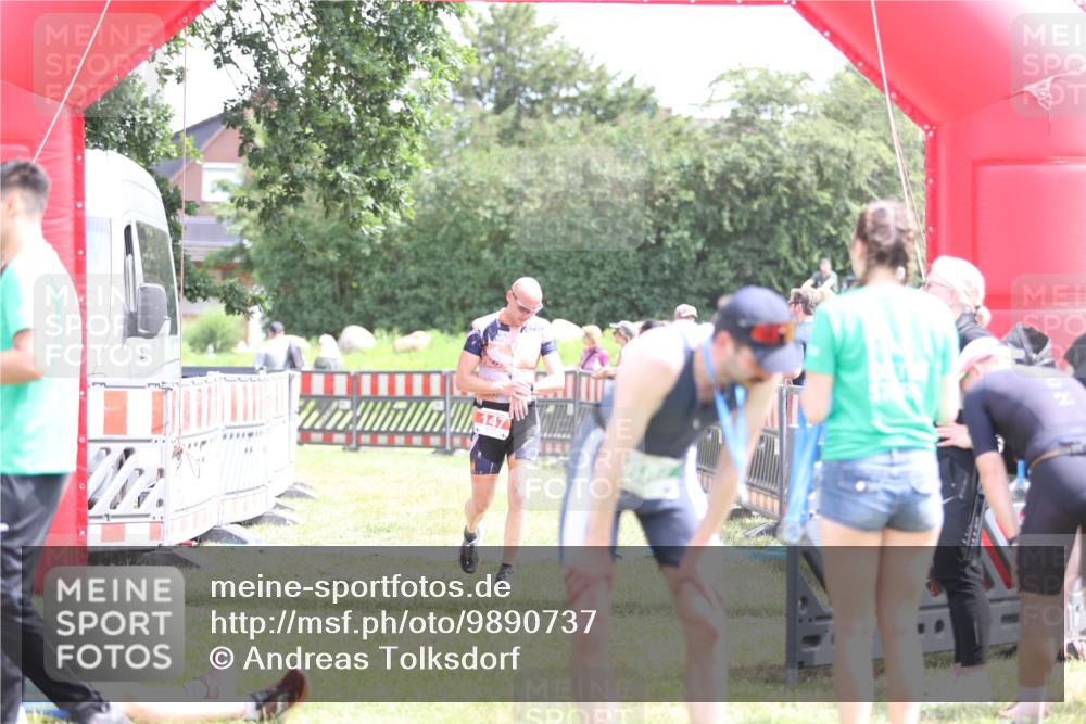 21.06.2026 - 29. Vierlanden-Triathlon Andreas Tolksdorf http://msf.ph/oto/9890737 21.06.2026 13:08:35 Ziel 147, 726, 147, 726 meine-sportfotos.de