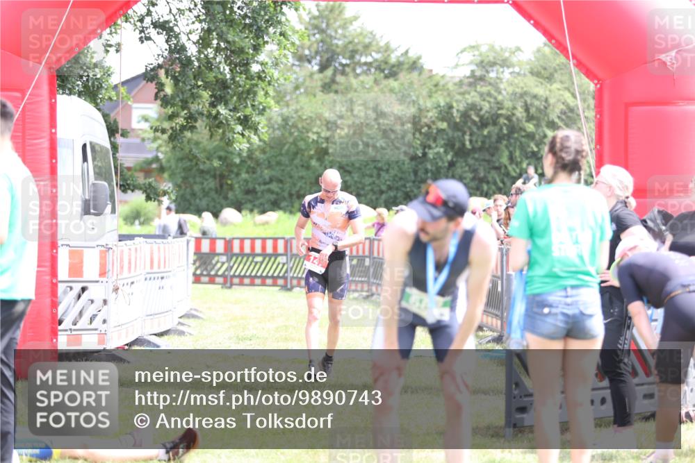 21.06.2026 - 29. Vierlanden-Triathlon Andreas Tolksdorf http://msf.ph/oto/9890743 21.06.2026 13:08:36 Ziel 147, 726, 147, 726 meine-sportfotos.de