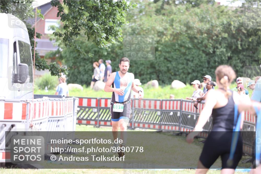 21.06.2026 - 29. Vierlanden-Triathlon Andreas Tolksdorf http://msf.ph/oto/9890778 21.06.2026 13:09:37 Ziel 691, 691 meine-sportfotos.de