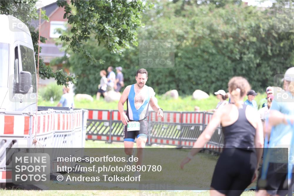21.06.2026 - 29. Vierlanden-Triathlon Andreas Tolksdorf http://msf.ph/oto/9890780 21.06.2026 13:09:37 Ziel 691, 691 meine-sportfotos.de
