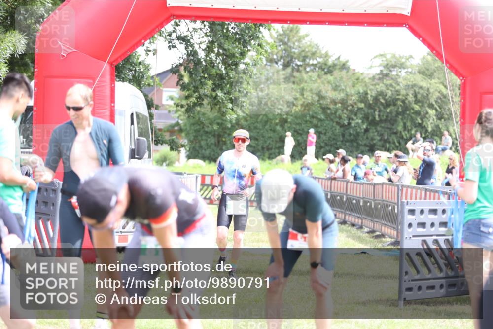 21.06.2026 - 29. Vierlanden-Triathlon Andreas Tolksdorf http://msf.ph/oto/9890791 21.06.2026 13:10:18 Ziel 703, 805, 703, 805 meine-sportfotos.de