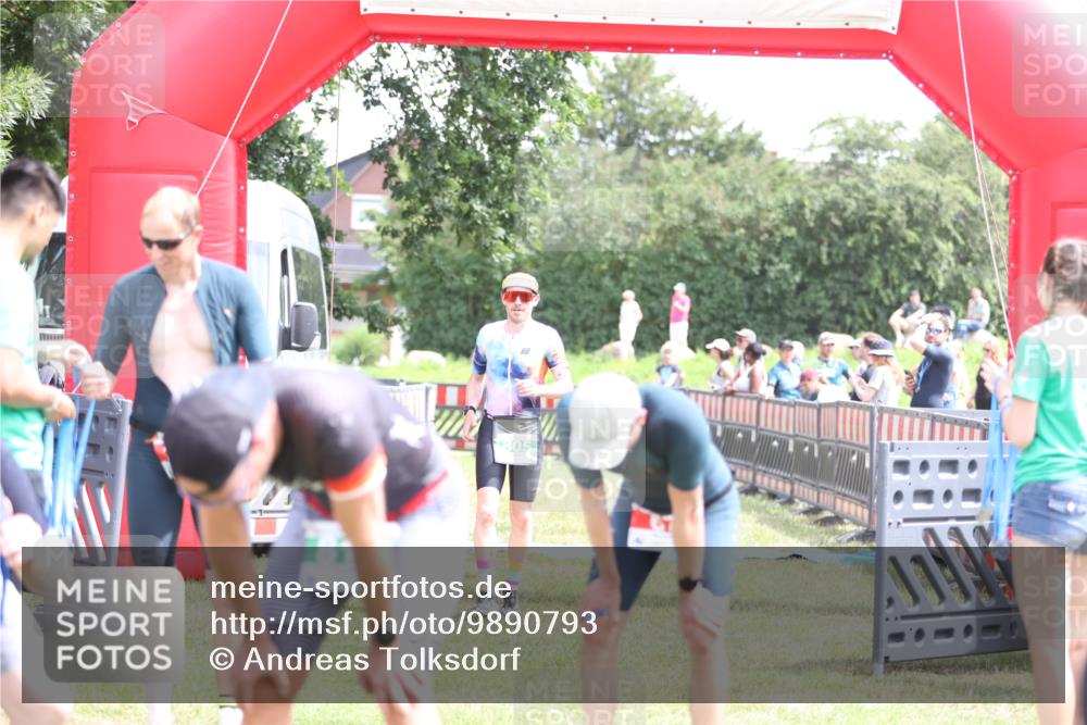 21.06.2026 - 29. Vierlanden-Triathlon Andreas Tolksdorf http://msf.ph/oto/9890793 21.06.2026 13:10:18 Ziel 703, 805, 703, 805 meine-sportfotos.de