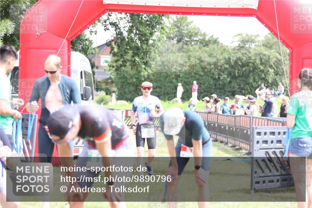 21.06.2026 - 29. Vierlanden-Triathlon Andreas Tolksdorf http://msf.ph/oto/9890796 21.06.2026 13:10:18 Ziel 703, 805, 703, 805 meine-sportfotos.de