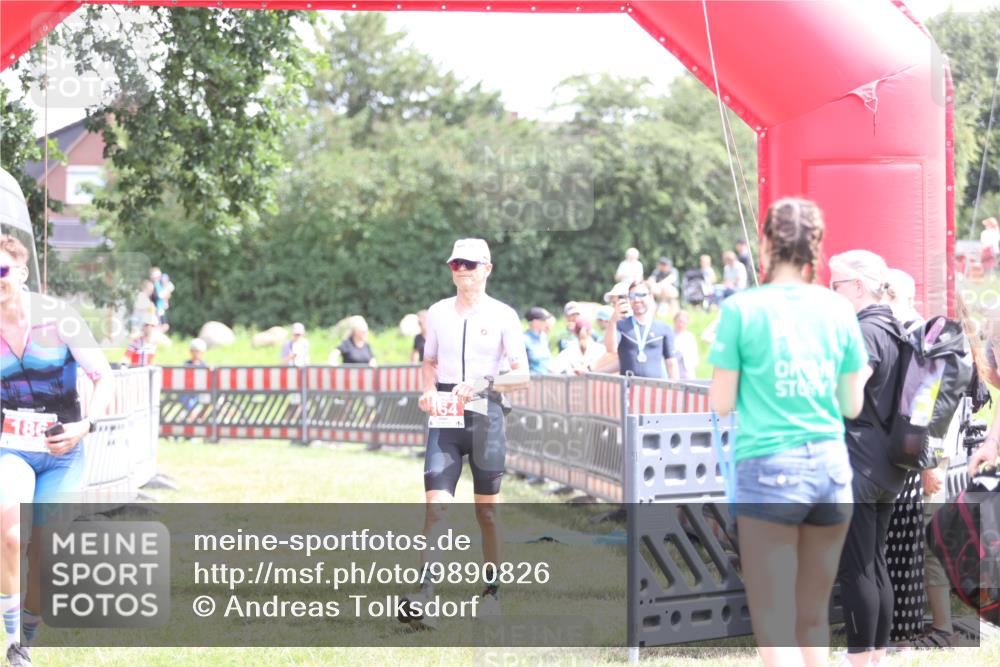 21.06.2026 - 29. Vierlanden-Triathlon Andreas Tolksdorf http://msf.ph/oto/9890826 21.06.2026 13:11:01 Ziel 154, 154 meine-sportfotos.de