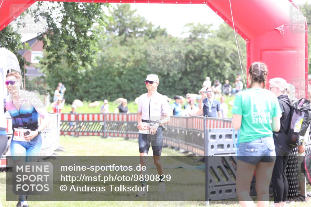 21.06.2026 - 29. Vierlanden-Triathlon Andreas Tolksdorf http://msf.ph/oto/9890829 21.06.2026 13:11:01 Ziel 154, 154 meine-sportfotos.de