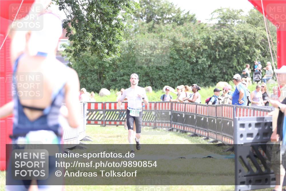 21.06.2026 - 29. Vierlanden-Triathlon Andreas Tolksdorf http://msf.ph/oto/9890854 21.06.2026 13:12:12 Ziel 660, 666, 660, 666 meine-sportfotos.de