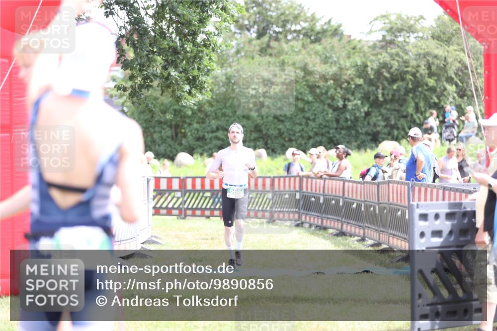 21.06.2026 - 29. Vierlanden-Triathlon Andreas Tolksdorf http://msf.ph/oto/9890856 21.06.2026 13:12:12 Ziel 660, 666, 660, 666 meine-sportfotos.de