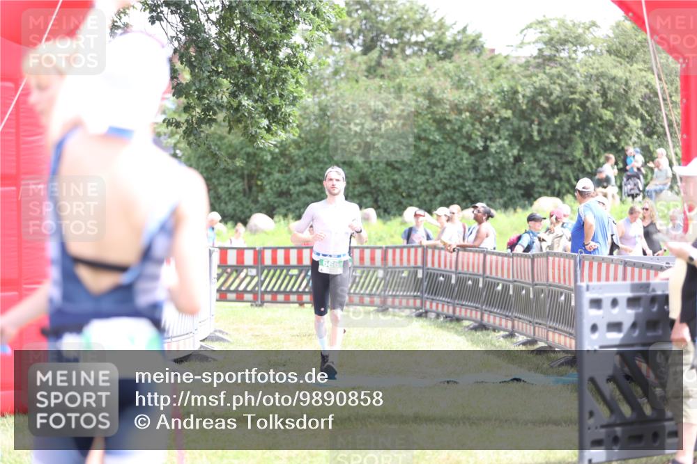21.06.2026 - 29. Vierlanden-Triathlon Andreas Tolksdorf http://msf.ph/oto/9890858 21.06.2026 13:12:12 Ziel 660, 666, 660, 666 meine-sportfotos.de