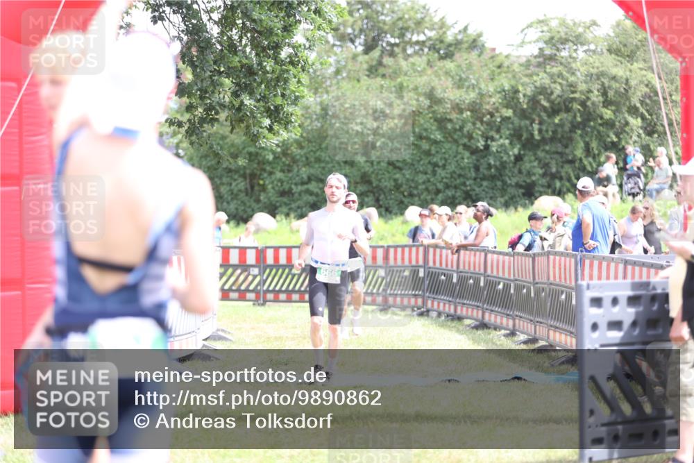 21.06.2026 - 29. Vierlanden-Triathlon Andreas Tolksdorf http://msf.ph/oto/9890862 21.06.2026 13:12:12 Ziel 660, 666, 660, 666 meine-sportfotos.de
