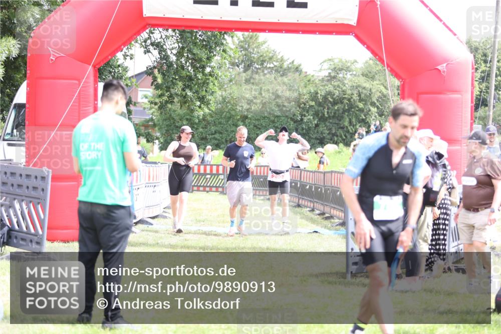 21.06.2026 - 29. Vierlanden-Triathlon Andreas Tolksdorf http://msf.ph/oto/9890913 21.06.2026 13:13:40 Ziel 290, 290 meine-sportfotos.de