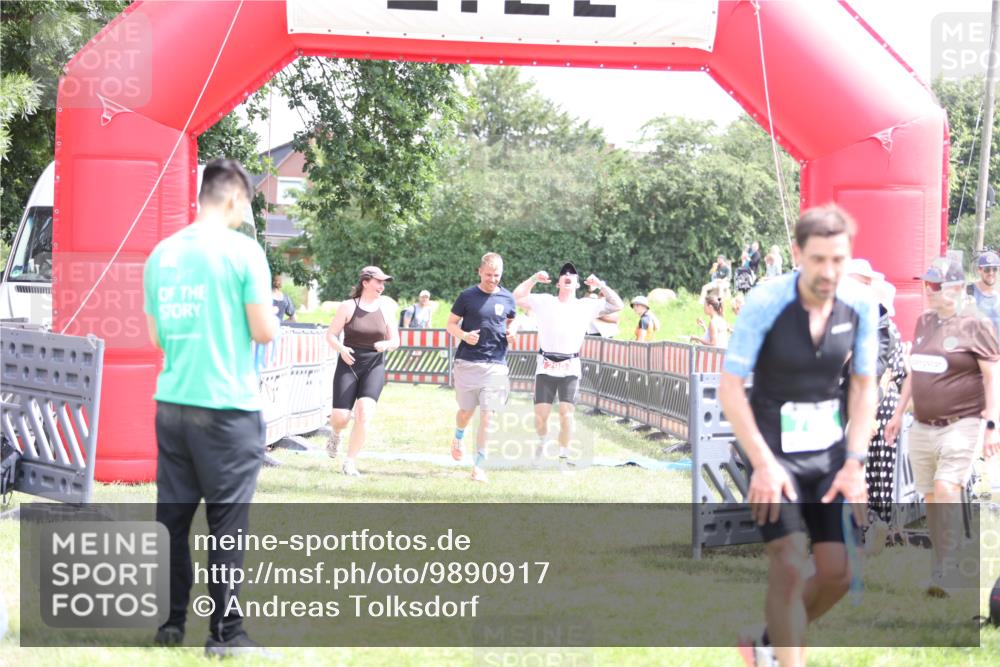 21.06.2026 - 29. Vierlanden-Triathlon Andreas Tolksdorf http://msf.ph/oto/9890917 21.06.2026 13:13:41 Ziel 290, 290 meine-sportfotos.de