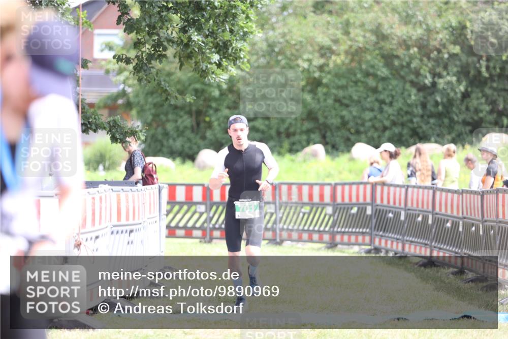 21.06.2026 - 29. Vierlanden-Triathlon Andreas Tolksdorf http://msf.ph/oto/9890969 21.06.2026 13:15:11 Ziel 701, 701 meine-sportfotos.de