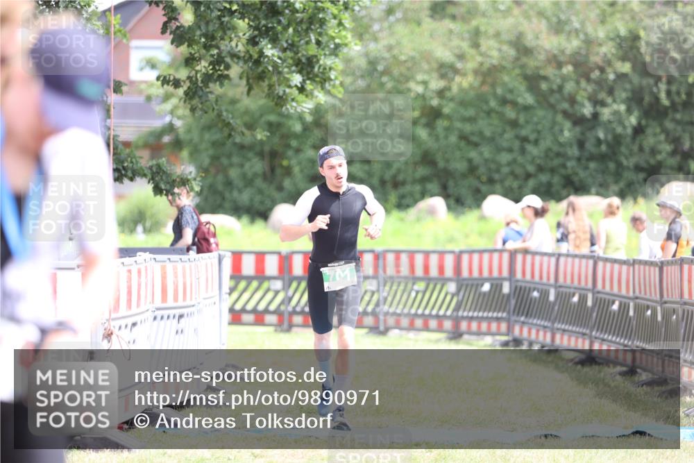 21.06.2026 - 29. Vierlanden-Triathlon Andreas Tolksdorf http://msf.ph/oto/9890971 21.06.2026 13:15:11 Ziel 701, 701 meine-sportfotos.de