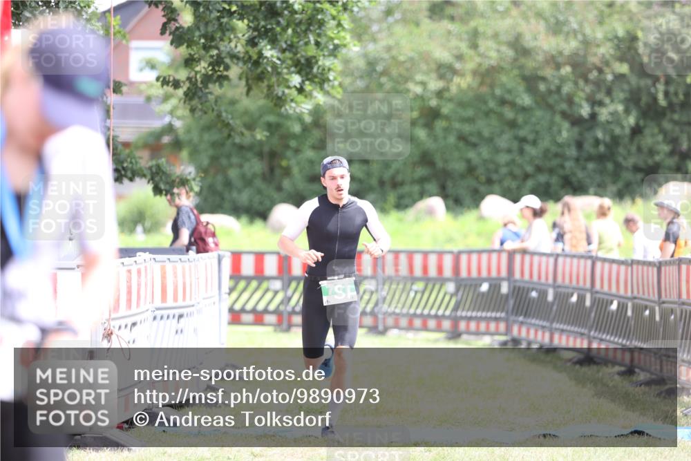 21.06.2026 - 29. Vierlanden-Triathlon Andreas Tolksdorf http://msf.ph/oto/9890973 21.06.2026 13:15:11 Ziel 701, 701 meine-sportfotos.de
