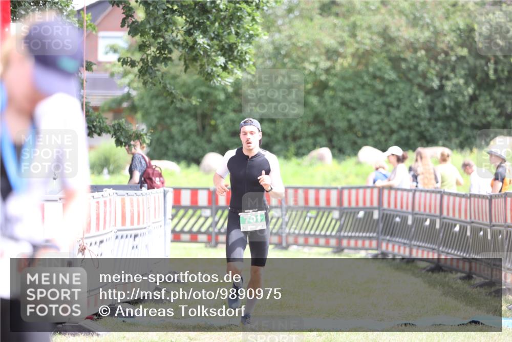 21.06.2026 - 29. Vierlanden-Triathlon Andreas Tolksdorf http://msf.ph/oto/9890975 21.06.2026 13:15:11 Ziel 701, 701 meine-sportfotos.de