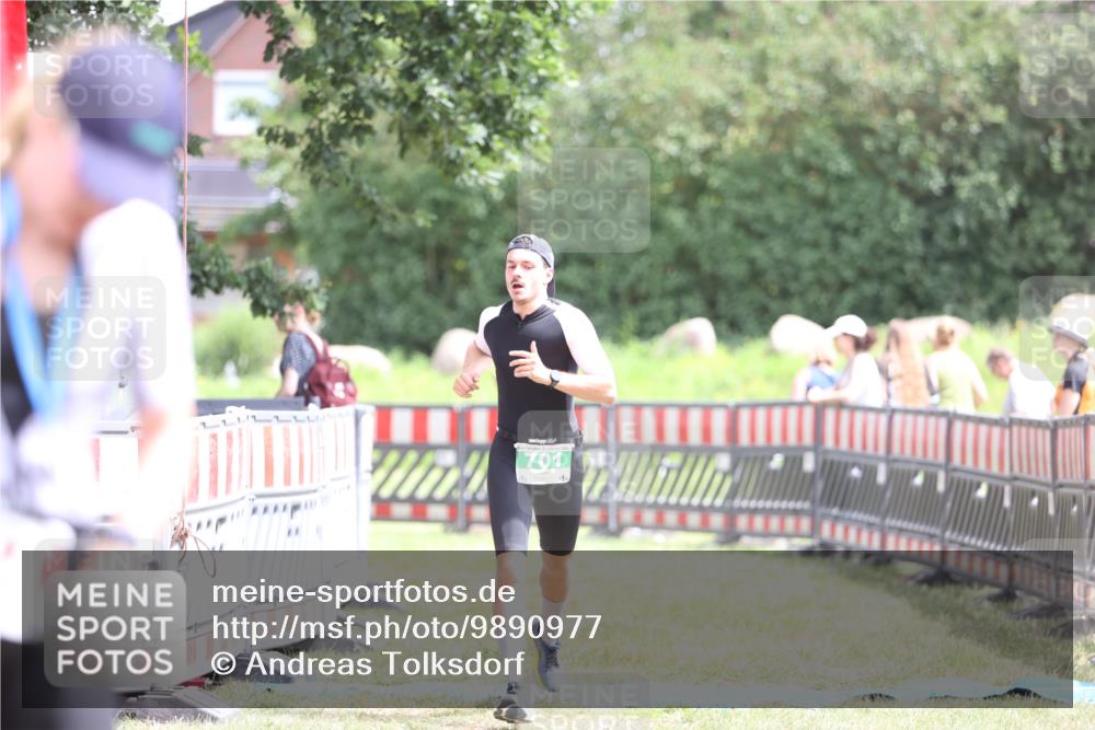 21.06.2026 - 29. Vierlanden-Triathlon Andreas Tolksdorf http://msf.ph/oto/9890977 21.06.2026 13:15:11 Ziel 701, 701 meine-sportfotos.de