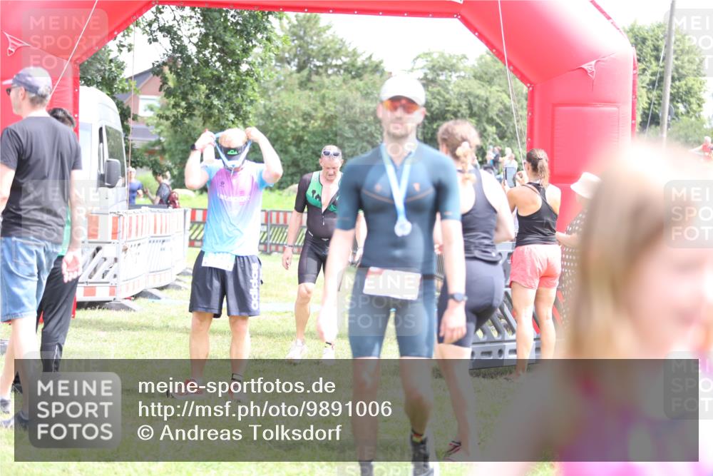 21.06.2026 - 29. Vierlanden-Triathlon Andreas Tolksdorf http://msf.ph/oto/9891006 21.06.2026 13:16:04 Ziel 641, 655, 641, 655 meine-sportfotos.de