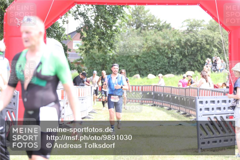 21.06.2026 - 29. Vierlanden-Triathlon Andreas Tolksdorf http://msf.ph/oto/9891030 21.06.2026 13:16:25 Ziel 34, 70, 131, 657, 34, 70, 131, 657 meine-sportfotos.de