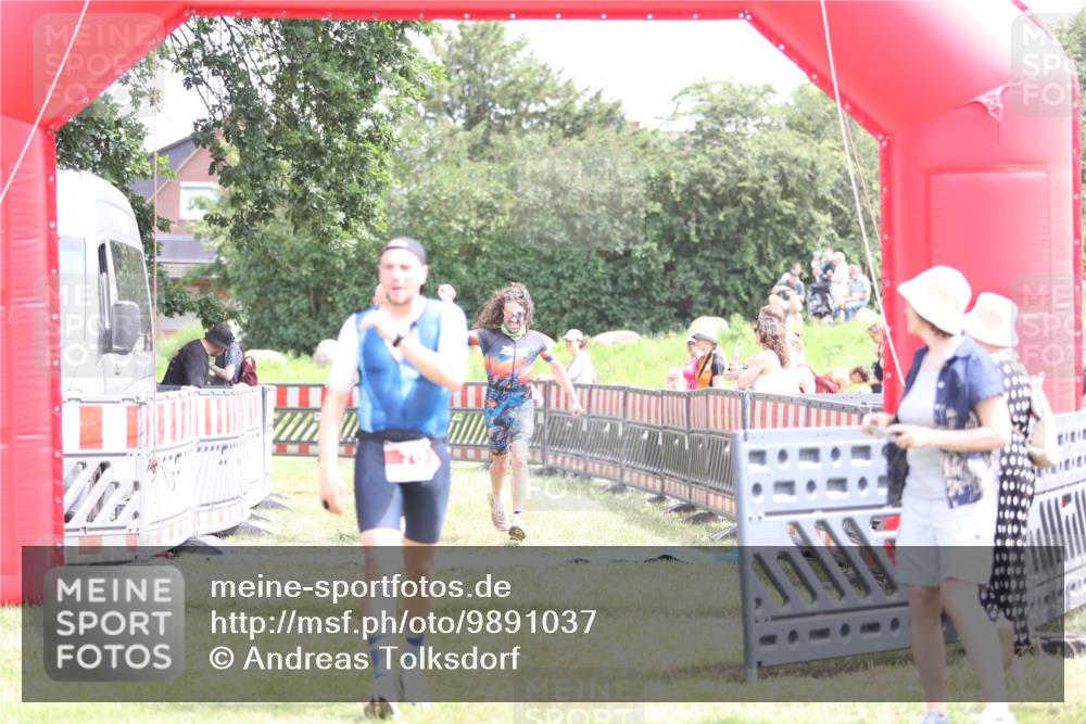 21.06.2026 - 29. Vierlanden-Triathlon Andreas Tolksdorf http://msf.ph/oto/9891037 21.06.2026 13:16:27 Ziel 34, 70, 131, 657, 34, 70, 131, 657 meine-sportfotos.de