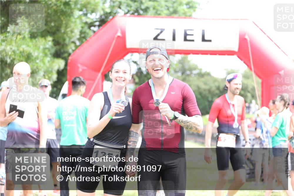 21.06.2026 - 29. Vierlanden-Triathlon Andreas Tolksdorf http://msf.ph/oto/9891097 21.06.2026 13:17:37 Ziel 253, 744, 253, 744 meine-sportfotos.de