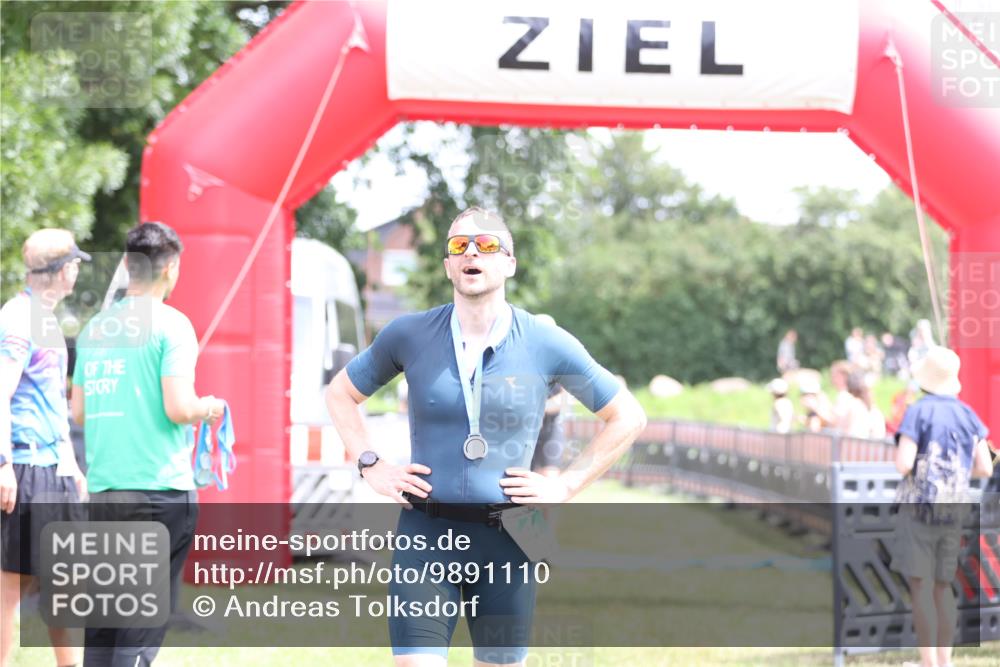21.06.2026 - 29. Vierlanden-Triathlon Andreas Tolksdorf http://msf.ph/oto/9891110 21.06.2026 13:17:54 Ziel 50, 696, 50, 696 meine-sportfotos.de