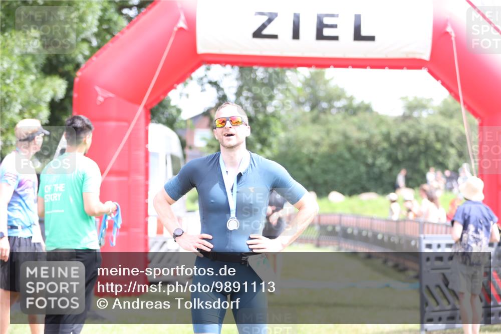 21.06.2026 - 29. Vierlanden-Triathlon Andreas Tolksdorf http://msf.ph/oto/9891113 21.06.2026 13:17:54 Ziel 50, 696, 50, 696 meine-sportfotos.de