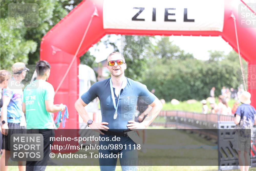 21.06.2026 - 29. Vierlanden-Triathlon Andreas Tolksdorf http://msf.ph/oto/9891118 21.06.2026 13:17:54 Ziel 50, 696, 50, 696 meine-sportfotos.de