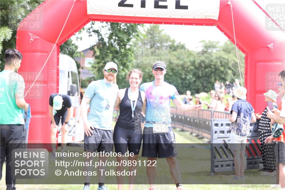 21.06.2026 - 29. Vierlanden-Triathlon Andreas Tolksdorf http://msf.ph/oto/9891122 21.06.2026 13:18:01 Ziel 50, 659, 50, 659 meine-sportfotos.de