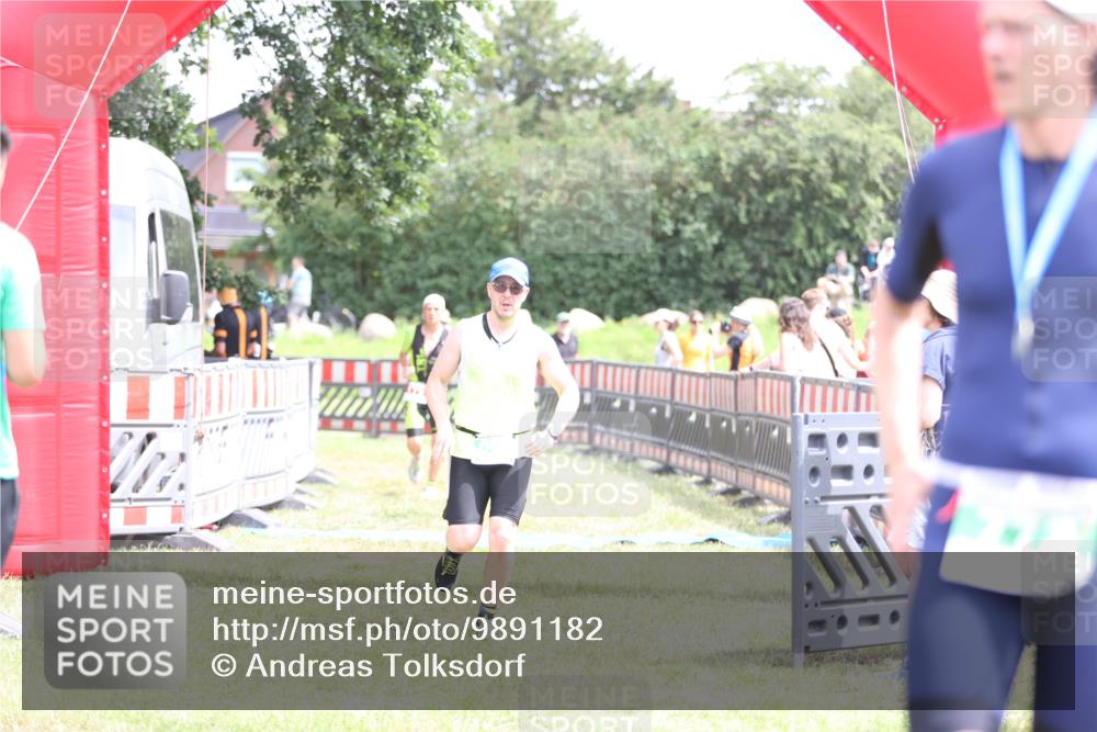21.06.2026 - 29. Vierlanden-Triathlon Andreas Tolksdorf http://msf.ph/oto/9891182 21.06.2026 13:18:51 Ziel 179, 688, 179, 688 meine-sportfotos.de