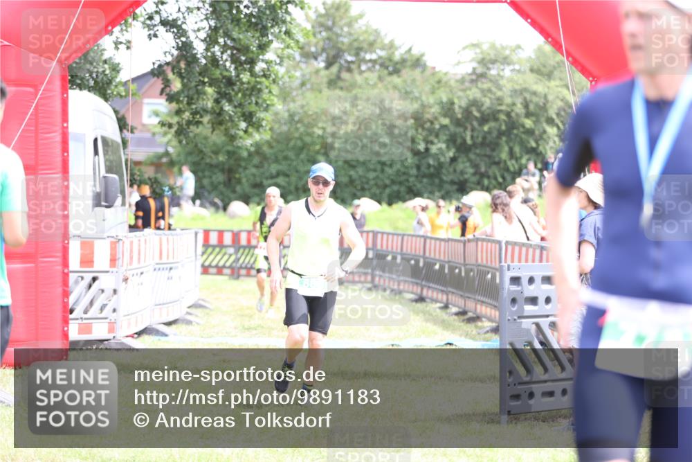21.06.2026 - 29. Vierlanden-Triathlon Andreas Tolksdorf http://msf.ph/oto/9891183 21.06.2026 13:18:51 Ziel 179, 688, 179, 688 meine-sportfotos.de