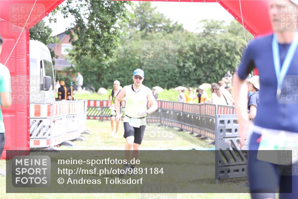 21.06.2026 - 29. Vierlanden-Triathlon Andreas Tolksdorf http://msf.ph/oto/9891184 21.06.2026 13:18:52 Ziel 179, 688, 179, 688 meine-sportfotos.de