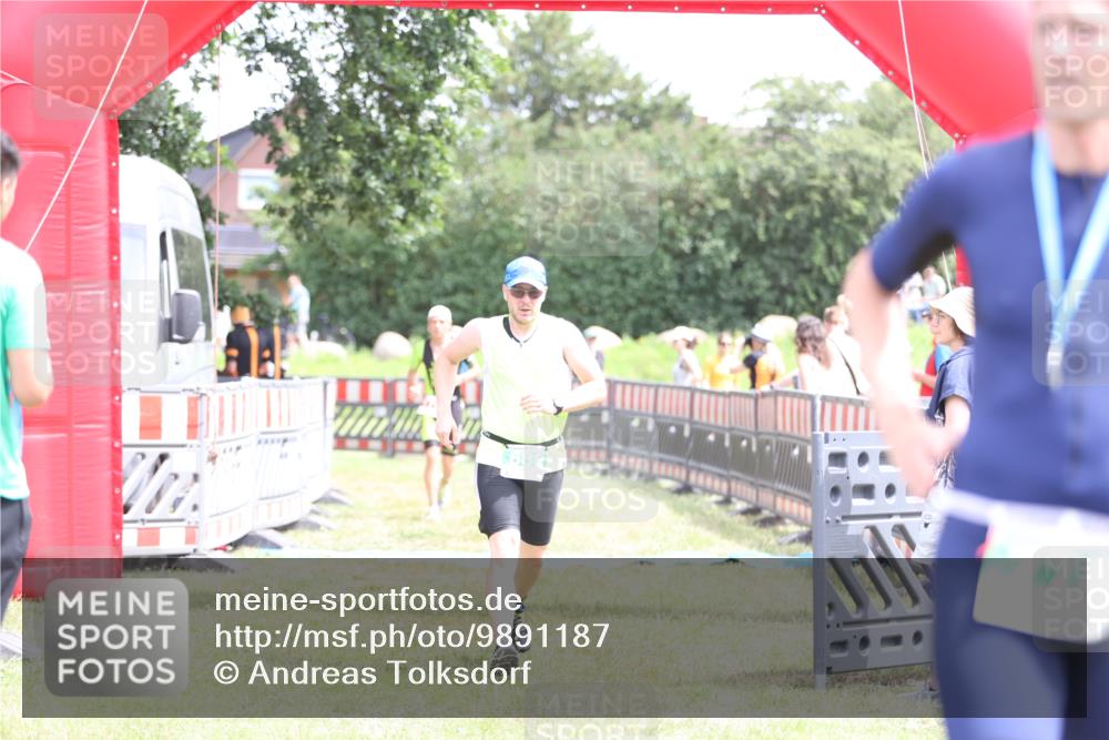 21.06.2026 - 29. Vierlanden-Triathlon Andreas Tolksdorf http://msf.ph/oto/9891187 21.06.2026 13:18:52 Ziel 179, 688, 179, 688 meine-sportfotos.de
