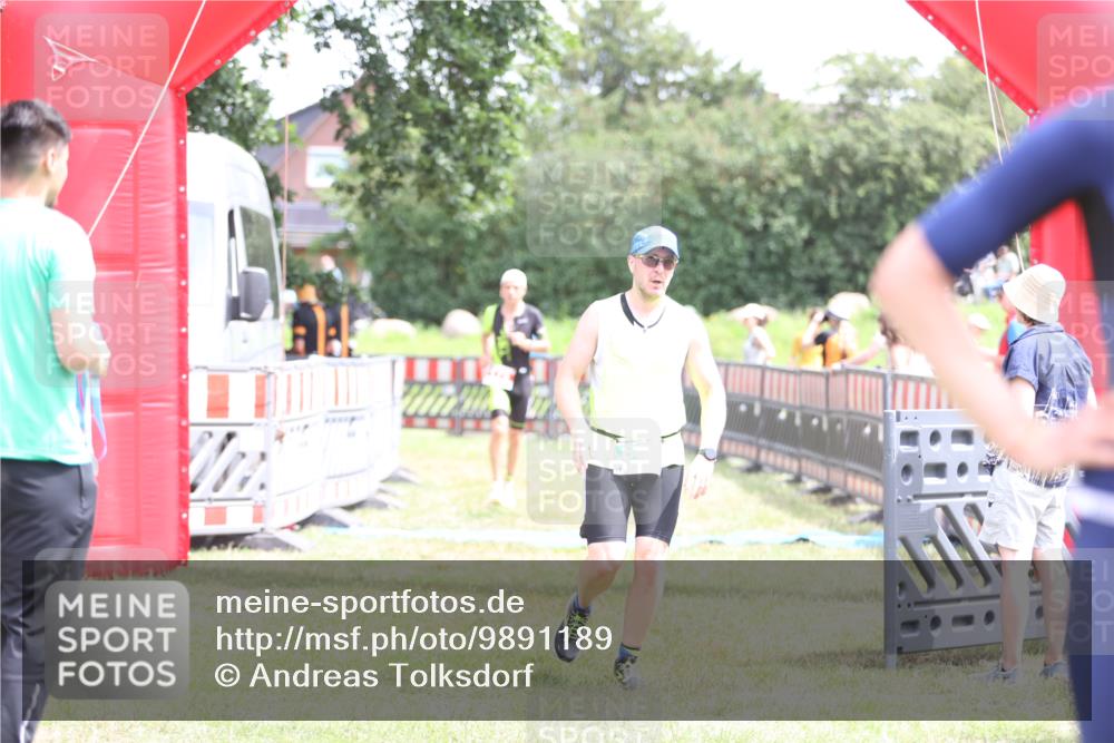 21.06.2026 - 29. Vierlanden-Triathlon Andreas Tolksdorf http://msf.ph/oto/9891189 21.06.2026 13:18:52 Ziel 179, 688, 179, 688 meine-sportfotos.de