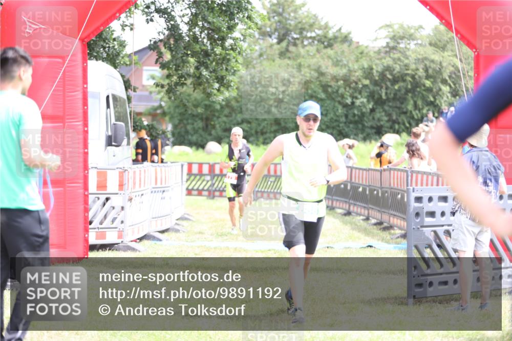 21.06.2026 - 29. Vierlanden-Triathlon Andreas Tolksdorf http://msf.ph/oto/9891192 21.06.2026 13:18:52 Ziel 179, 688, 179, 688 meine-sportfotos.de
