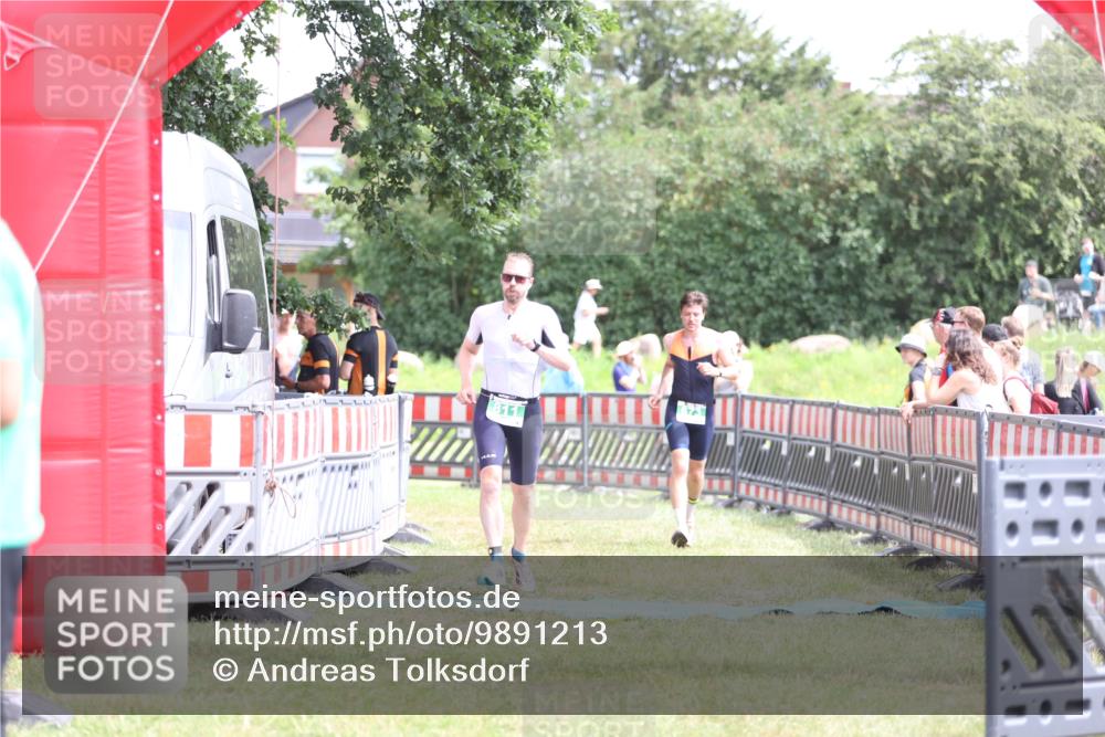 21.06.2026 - 29. Vierlanden-Triathlon Andreas Tolksdorf http://msf.ph/oto/9891213 21.06.2026 13:20:07 Ziel 673, 751, 811, 673, 751, 811 meine-sportfotos.de