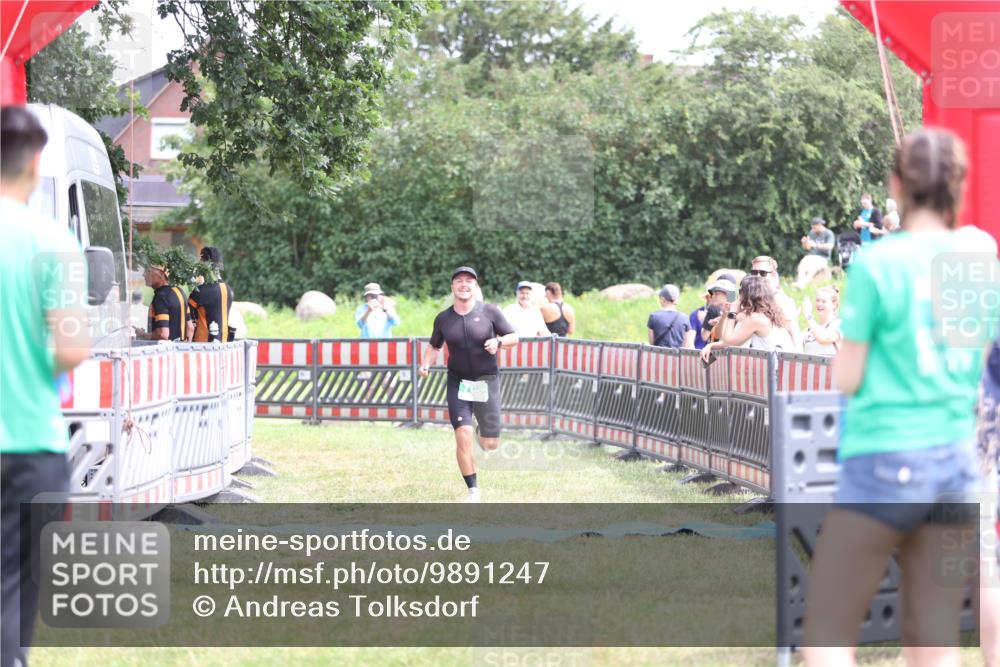 21.06.2026 - 29. Vierlanden-Triathlon Andreas Tolksdorf http://msf.ph/oto/9891247 21.06.2026 13:20:27 Ziel 709, 709 meine-sportfotos.de