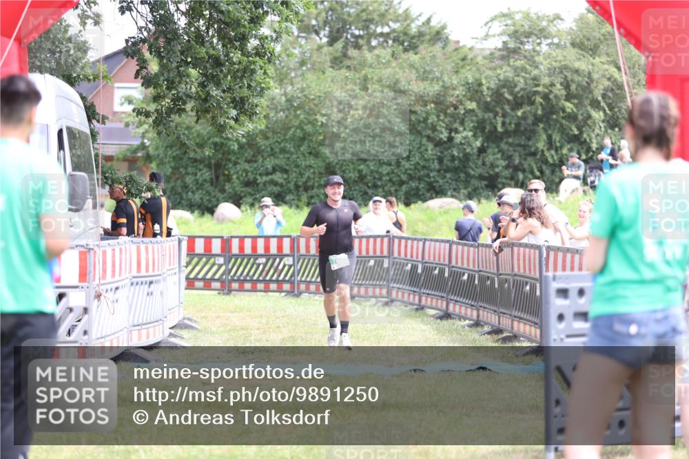 21.06.2026 - 29. Vierlanden-Triathlon Andreas Tolksdorf http://msf.ph/oto/9891250 21.06.2026 13:20:27 Ziel 709, 709 meine-sportfotos.de