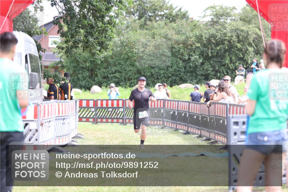 21.06.2026 - 29. Vierlanden-Triathlon Andreas Tolksdorf http://msf.ph/oto/9891252 21.06.2026 13:20:27 Ziel 709, 709 meine-sportfotos.de