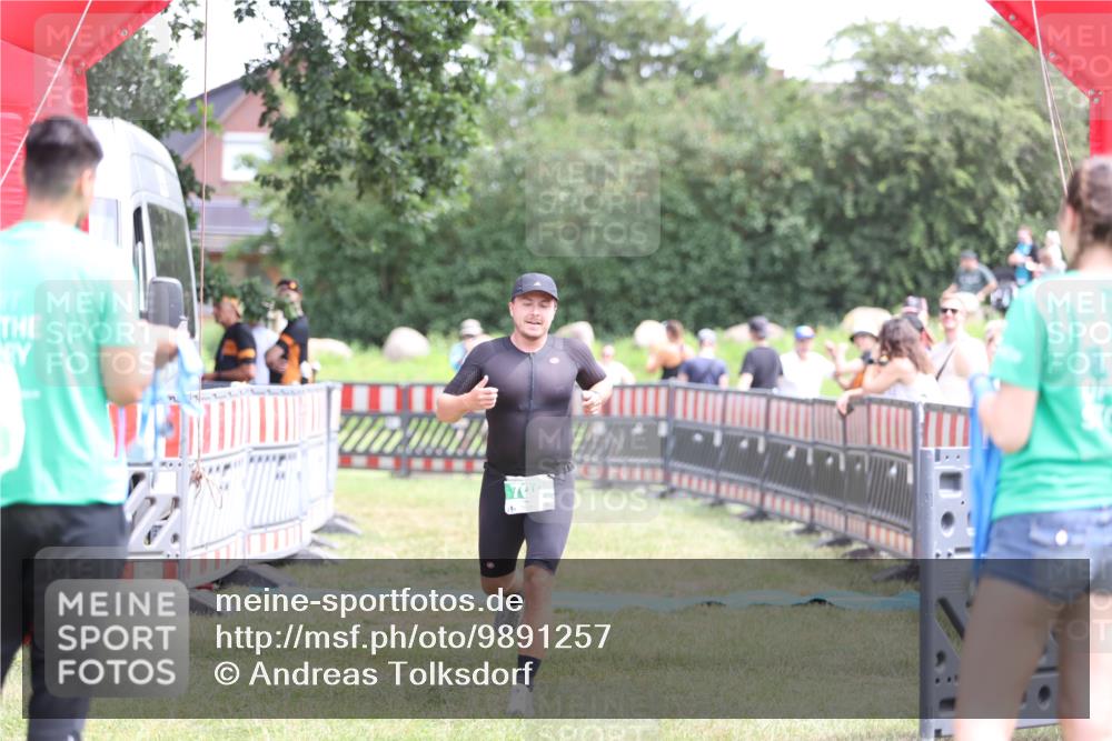 21.06.2026 - 29. Vierlanden-Triathlon Andreas Tolksdorf http://msf.ph/oto/9891257 21.06.2026 13:20:30 Ziel 709, 709 meine-sportfotos.de