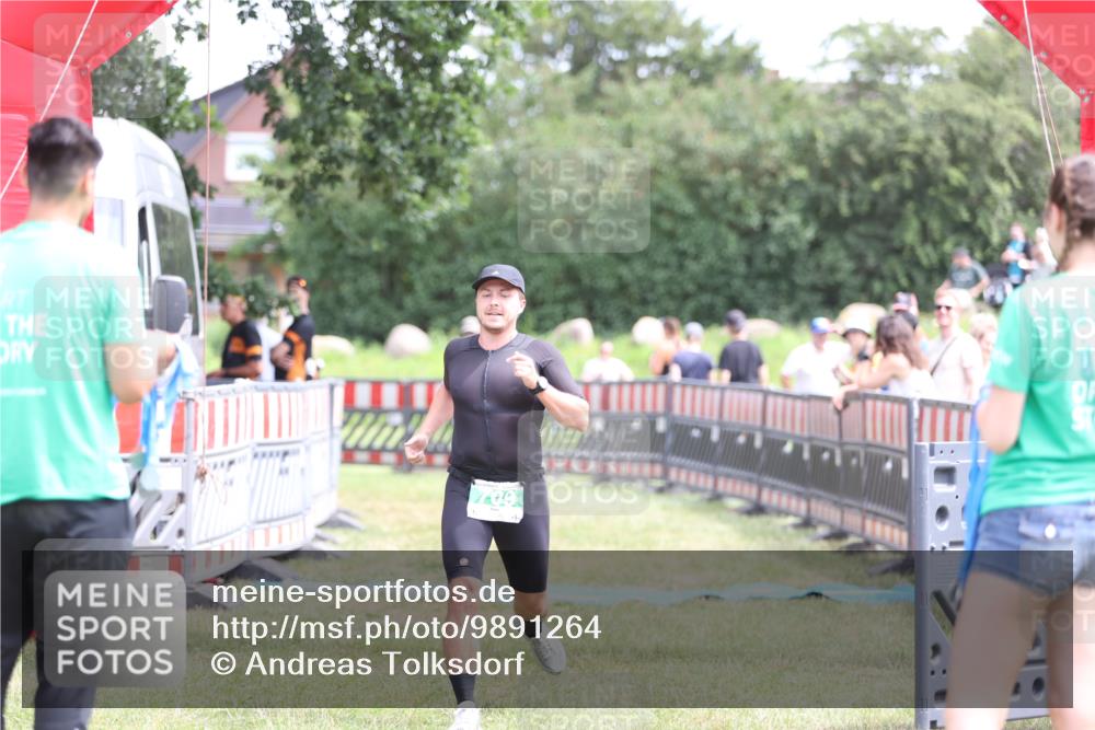 21.06.2026 - 29. Vierlanden-Triathlon Andreas Tolksdorf http://msf.ph/oto/9891264 21.06.2026 13:20:30 Ziel 709, 709 meine-sportfotos.de