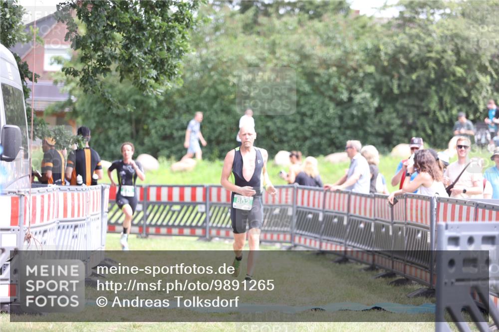 21.06.2026 - 29. Vierlanden-Triathlon Andreas Tolksdorf http://msf.ph/oto/9891265 21.06.2026 13:20:51 Ziel 802, 876, 802, 876 meine-sportfotos.de