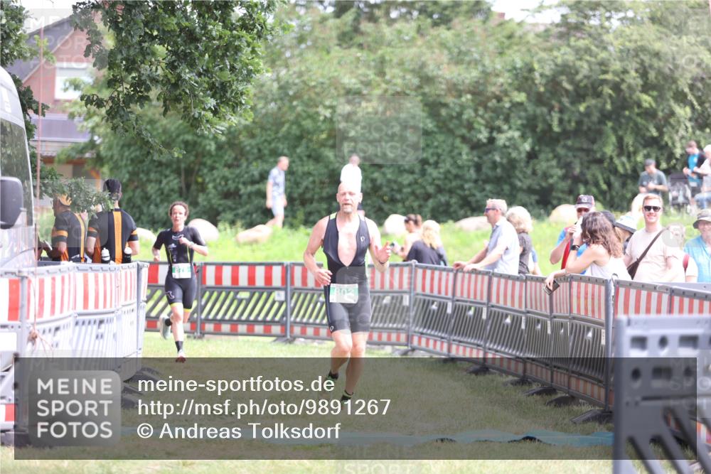 21.06.2026 - 29. Vierlanden-Triathlon Andreas Tolksdorf http://msf.ph/oto/9891267 21.06.2026 13:20:51 Ziel 802, 876, 802, 876 meine-sportfotos.de