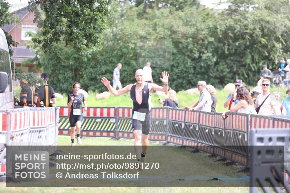 21.06.2026 - 29. Vierlanden-Triathlon Andreas Tolksdorf http://msf.ph/oto/9891270 21.06.2026 13:20:51 Ziel 802, 876, 802, 876 meine-sportfotos.de