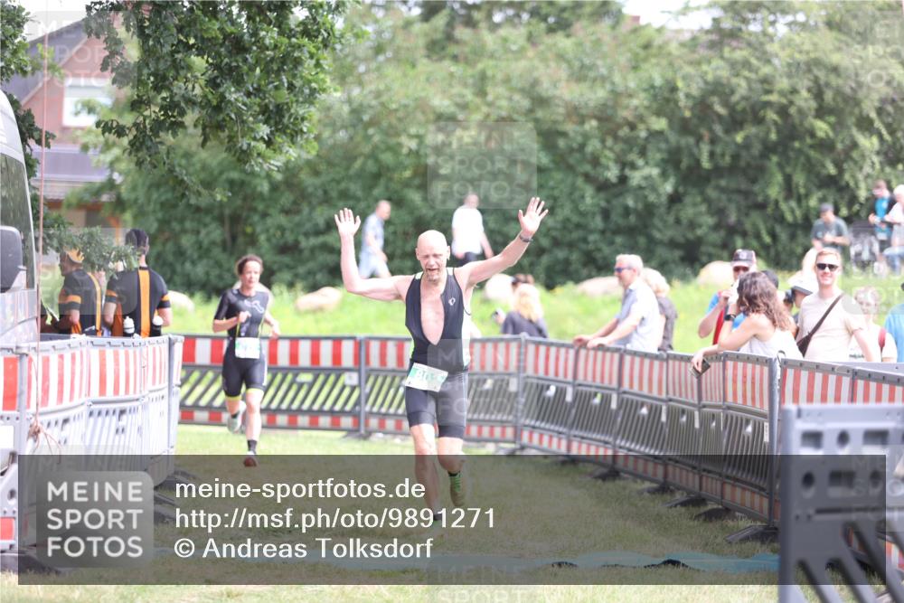 21.06.2026 - 29. Vierlanden-Triathlon Andreas Tolksdorf http://msf.ph/oto/9891271 21.06.2026 13:20:51 Ziel 802, 876, 802, 876 meine-sportfotos.de
