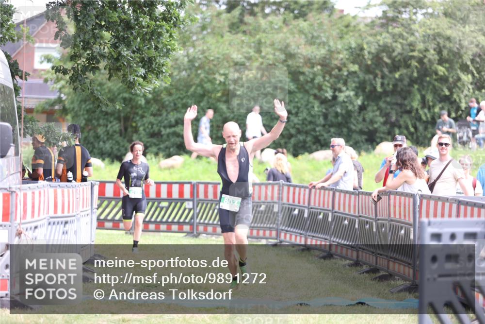 21.06.2026 - 29. Vierlanden-Triathlon Andreas Tolksdorf http://msf.ph/oto/9891272 21.06.2026 13:20:51 Ziel 802, 876, 802, 876 meine-sportfotos.de