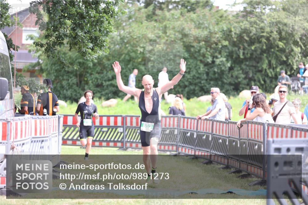 21.06.2026 - 29. Vierlanden-Triathlon Andreas Tolksdorf http://msf.ph/oto/9891273 21.06.2026 13:20:51 Ziel 802, 876, 802, 876 meine-sportfotos.de